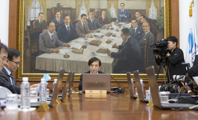 Bank of Korea Gov. Lee Ju-yeol (center) presides over the Monetary Policy Committee meeting on Thursday, April 9, 2015. (Yonhap)