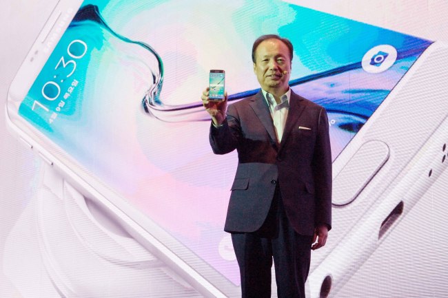 Samsung Electronics mobile chief Shin Jong-kyun delivers a keynote speech during the Galaxy S6 World Tour promoting the new Galaxy S6 and S6 Edge in Seoul on Thursday. (Samsung Electronics)