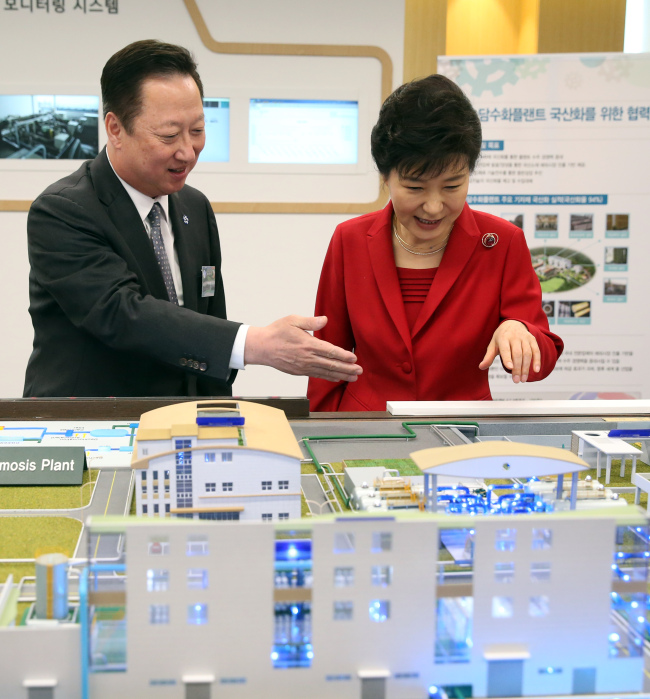 Doosan Group chairman Park Yong-maan shows President Park Geun-hye around the conglomerate’s desalination plant during her visit to an innovation center that opened in Changwon, South Gyeongsang Province, Thursday. (Yonhap)