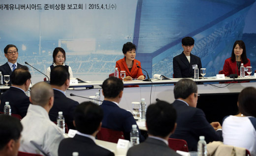 Republic of Korea President PARK Geun-hye speaking at the Gwangju Universiade briefing (from the left) Olympic gold medalist YANG Hak seon, GUOC Co-President KIM Hwang sik, GUOC volunteer SON Eun-jung, ROK President PARK Geun-hye, Chosun University taekwondo athlete CHO Sung-bum, GUOC staff CHOI Jinny (Courtesy of Yonhap News)