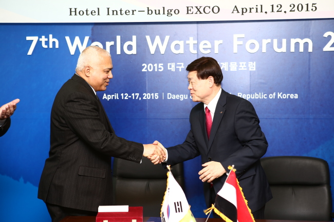 Korea Rural Community Corp. president Lee Sang-mu (right) shakes hands with Egyptian Shore Protection Authority Director Ibrahim Ghaly during the World Water Forum on Sunday. (KRC)