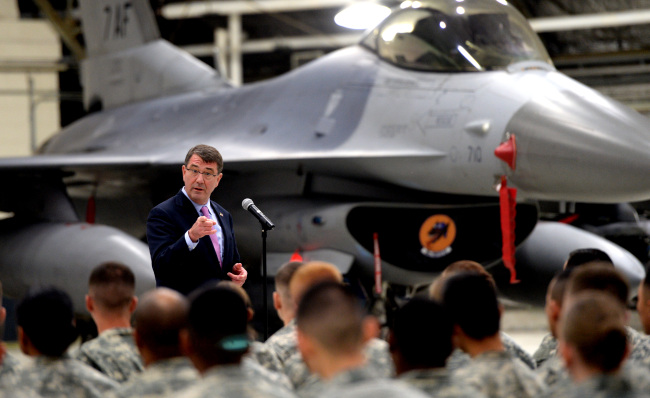 U.S. Defense Secretary Ashton Carter speaks during a town hall meeting with some 200 U.S. troops at the U.S.’ Osan Airbase, Gyeonggi Province, Thursday. (Yonhap)