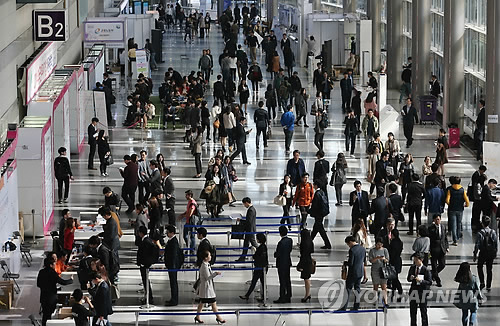 Jobseekers attend a job fair in southern Seoul. Yonhap