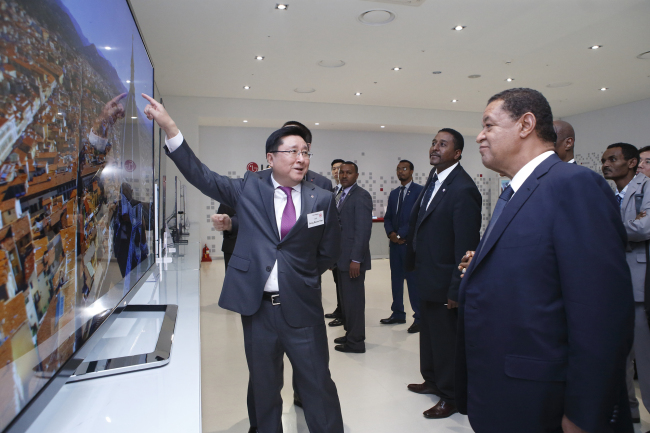 LG Display CEO Han Sang-bum (left) introduces its new display product to Ethiopian President Mulatu Teshome in Paju, Gyeonggi Province, on Wednesday. (LGD)