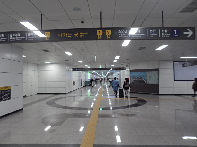 The new subway transfer passageway at Seoul Station (AREX)