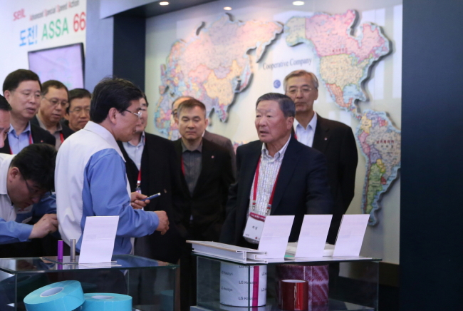 LG Group chairman Koo Bon-moo (right) and top executives of its affiliates visit LG’s Creative Economy Innovation Center and production facilities in North Chungcheong Province on Thursday. (LG Group)