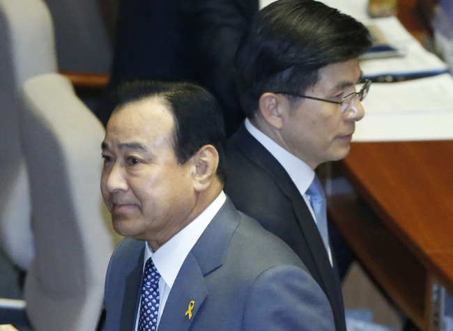 Prime Minister Lee Wan-koo leaves after attending the parliamentary interpellation session at the National Assembly on Thursday. (Yonhap)