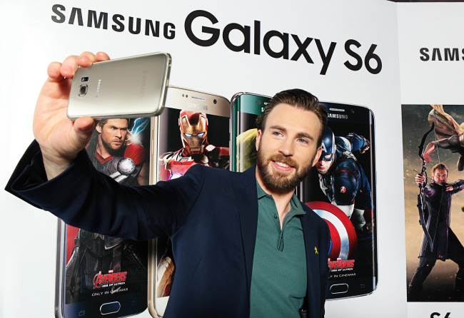 Actor Chris Evans takes selfies with a Samsung Galaxy S6 phone during the red carpet event for his latest film “Avengers: Age of Ultron” in Seoul on Saturday. (Samsung Electronics)
