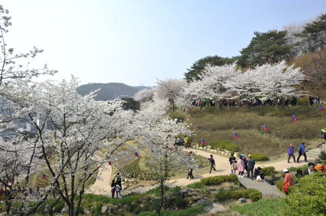 At the heart of Ansan is the Jarak-gil, a hiking trail enveloped in mountain greenery. (Seodaemun-gu Office)