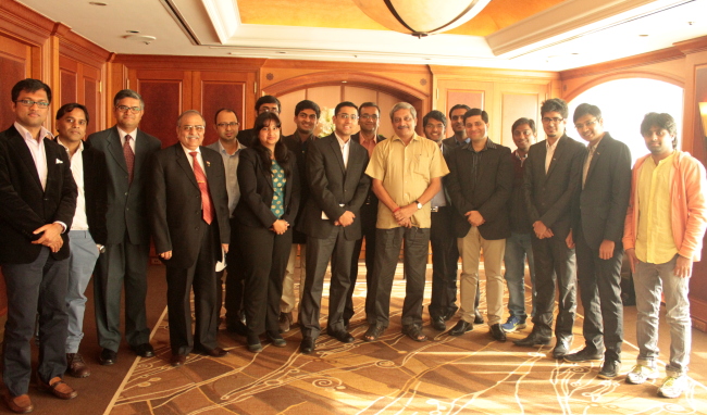 Indian Defense Minister Manohar Parrikar (eighth from right) and Indian IT engineers, who work for tech firms in Korea, pose after a meeting in Seoul on Saturday.