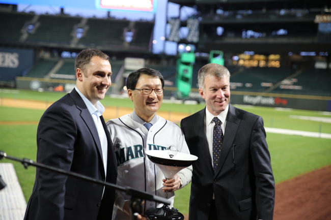 KMW CEO Kim Duk-yong (center) poses at Safeco Field in Seattle.