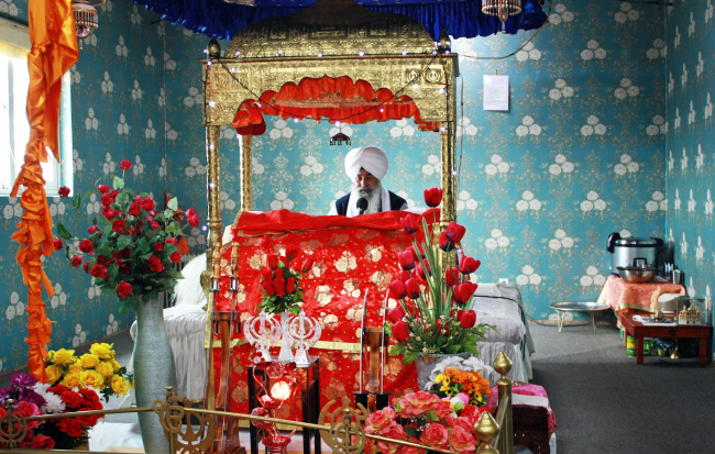 Baba-ji Gurprit Singh chants at the Gurudwara Singh Sabha in Pocheon, Gyeonggi Province. (Dave Hazzan)