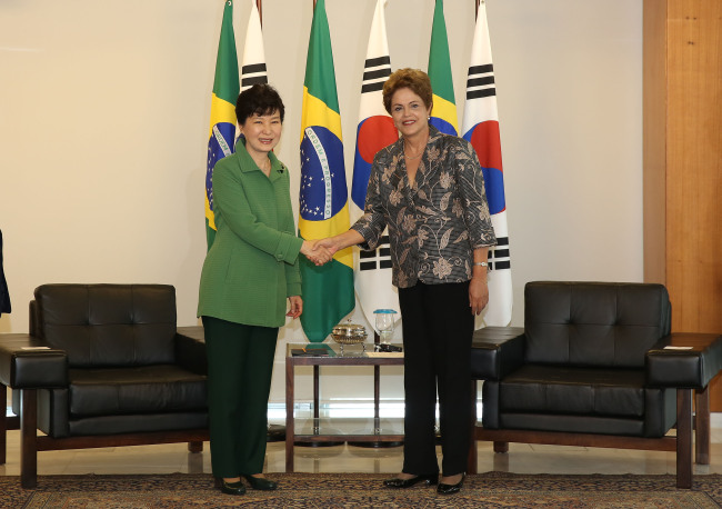 President Park Geun-hye (left) shakes hands with her Brazilian counterpart, Dilma Rousseff, before their summit in Brasilia on Friday. (Yonhap)