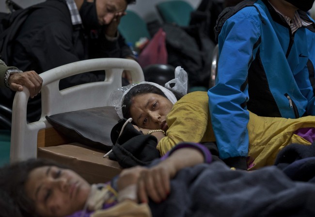 An earthquake injured woman lies at a hospital ,in Kathmandu, Nepal, Sunday, April 26, 2015. The earthquake centered outside Kathmandu, the capital, was the worst to hit the South Asian nation in over 80 years. It destroyed swaths of the oldest neighborhoods of Kathmandu, and was strong enough to be felt all across parts of India, Bangladesh, China`s region of Tibet and Pakistan. (AP-Yonhap)