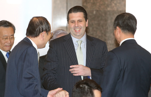 U.S. Ambassador Mark Lippert (center) in Seoul on April 15, 2015. (Yonhap)