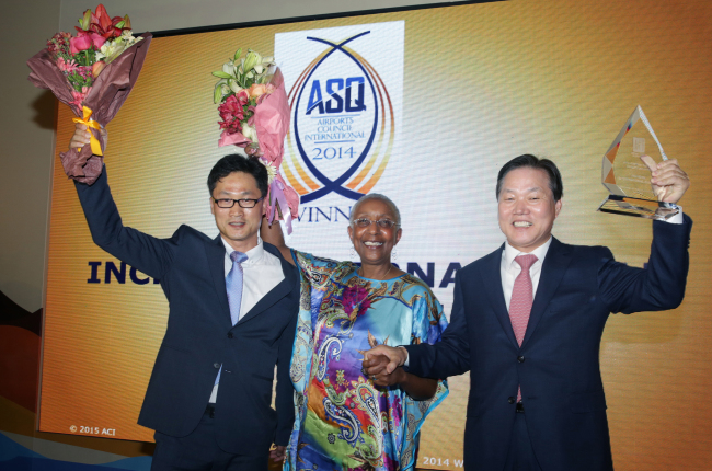 IIAC CEO Park Wan-su (right) poses with ACI director general Angela Gittens (center) after receiving the 2015 ASQ award at the Marriot Hotel, Dead Sea, Jordan, Tuesday. (IIAC)