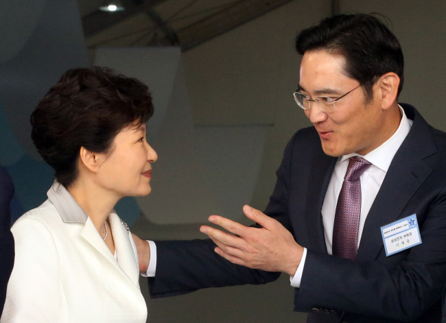 President Park Geun-hye listens to Samsung Electronics vice chairman Lee Jay-yong at a ceremony to break ground on a new chip plant in Pyeongtaek, Gyeonggi Province, Thursday. (Yonhap)