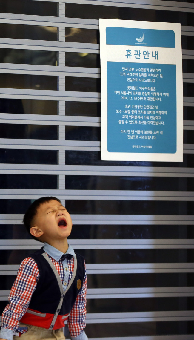 A boy cries in front of a closed Lotte World Tower in Songpa-gu, southern Seoul on Thursday. (Yonhap)