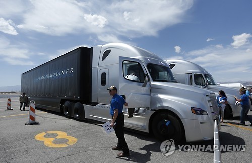 스스로움직이는 세계 최초의 자동운전 트럭 (AP=연합뉴스)