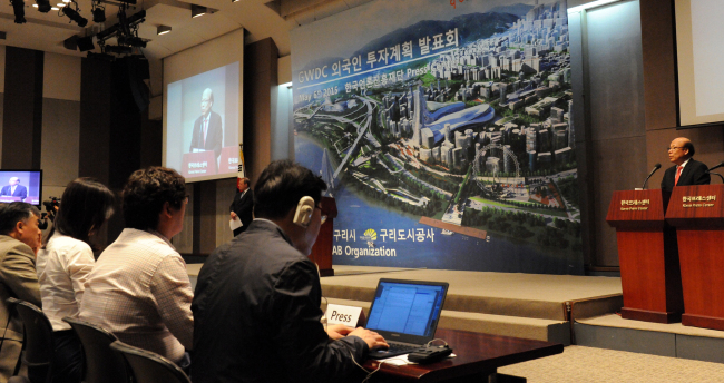 Foreign investors attend a session to unveil a project to develop a design city, organized by the Guri municipal government in Gyeonggi Province last week. (Yonhap)