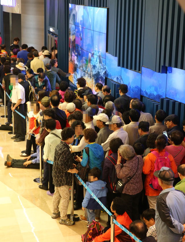 Visitors line up to enter the Lotte World Mall aquarium on Sunday. (Yonhap)