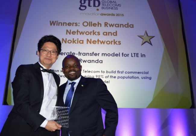 KT chief operating officer Koo Min-seong (left) and Rwanda’s Minister of Youth and ICT Jean Philbert N Sengimana pose during the awarding ceremony of Global Telecom Business Innovation Awards in London on Wednesday. Olleh Rwanda Networks, or oRn, a joint venture between KT and the Rwandan government, won the innovation award for building LTE network infrastructure across the African country since 2013. (KT)