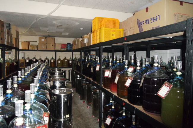 Containers holding beer, wine and traditional Korean drinks (Courtesy of Soma)