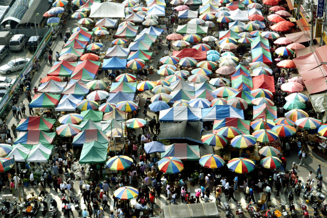 Moran Market is full of life and vigor during its signature “oiljang,” a flea market that happens every five days. (Korea Herald file photo)