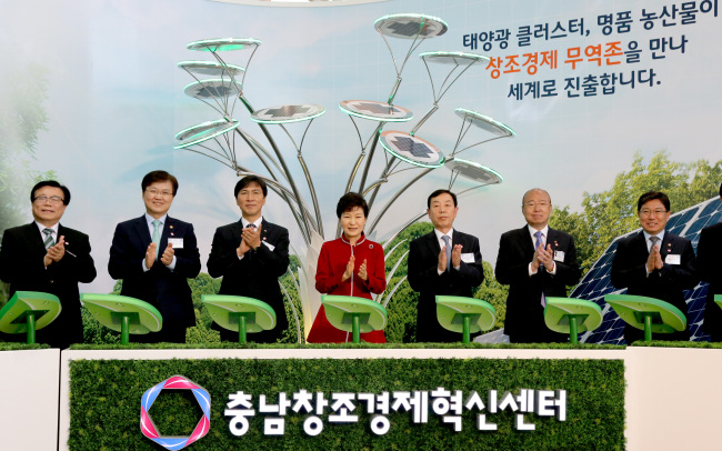 President Park Geun-hye and Hanwha Group chairman Kim Seung-youn (second from right) celebrate the opening of the Chungnam Center for Creative Economy at an industrial complex in Cheonan, South Chungcheong Province, Friday. Participants included Science, ICT and Future Planning Minister Choi Yang-hee (second from left), South Chungcheong Province Gov. Ahn Hee-jeong (third from left) and Chungnam Center for Creative Economy director Lee Byung-woo (third from right). (Yonhap)