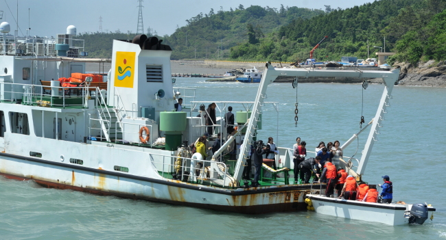 Patients from Jangbyeongdo Island, one of 138 remote Korean islands that do not have any medical facilities, arrive on a state-run hospital ship by boat on May 20. (The Ministry of Health and Welfare)