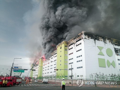 경기 김포 창고서 불…3시간여만에 진화·1명 숨져(김포=연합뉴스) 25일 오전 2시 16분께 경기도 김포시 고촌읍 제일모직 물류창고에서 불이 나 3시간 40분 만에 진화됐다. 화재를 확인하려다가 실종됐던 경비직원 A(35)씨는 이날 오전 6시 41분께 물류창고 6층 엘리베이터에서 발견돼 인근 병원으로 옮겨졌지만 끝내 숨졌다. 이 외 인명피해는 현재까지 없는 것으로 파악됐다. 사진은 화재 현장 모습. 2015.5.25 > tomatoyoon@yna.co.kr