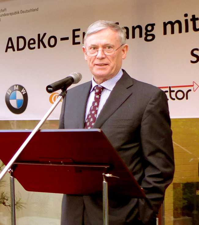 Former German President Horst Kohler speaks to members of Germany-Korea alumni organization ADEKO at the German residence in Seoul on Monday. (Joel Lee/The Korea Herald)