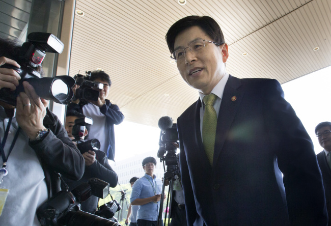 Prime Minister-designate Hwang Kyo-ahn enters the government complex building in Gwacheon, Gyeonggi Province, Tuesday. (Yonhap)
