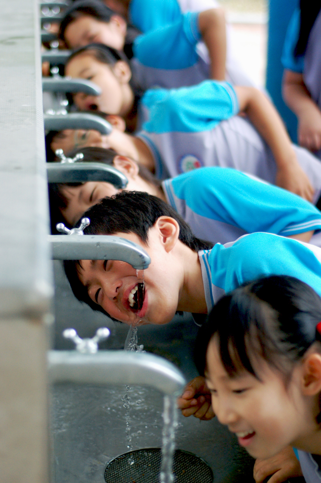 Elementary school studentsdrink tap water at their school in Seoul. (Seoul Metropolitan Government)