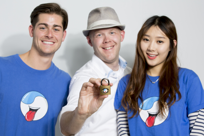 Brian Van Hise (center) and volunteers pose with a prize-winning lock to promote Stompy Ruffers Cultural Fusion’s Great Seoul Treasure Hunt. (Stompy Ruffers)