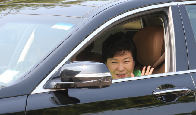 President Park Geun-hye waves as she drives a partially self-driving car developed by Hyundai Motor Co. in Daejeon on Friday. (Yonhap)