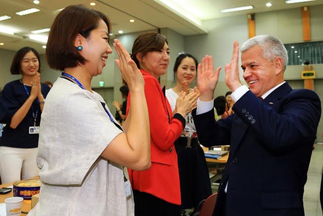 GM Korea president and CEO Sergio Rocha (right) on Friday greets staff during his annual meeting with female workers at the company’s headquarters in Bupyeong district, Incheon. (GM Korea)