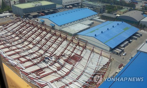 무너져 내린 인천조달청 신축 창고(인천=연합뉴스) 손현규 기자 = 31일 오전 10시 48분께 인천시 중구 신흥동 인천지방조달청 옆 신축창고 공사장에서 철골 구조물이 일부 무너졌다. 이 사고로 작업 중이던 근로자 5명이 5m 아래로 떨어져 A(53)가 숨지고 나머지 4명은 인근 병원으로 옮겨져 치료를 받고 있다. 2015.5.31 son@yna.co.kr