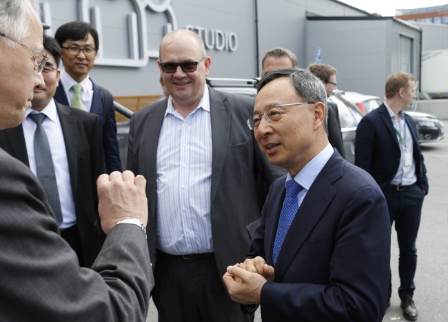 COOPERATION FOR 5G — South Korea’s largest telecommunications firm KT said Sunday it has agreed with Europe-based telecom equipment manufacturers including Nokia and Ericsson to work together to develop technologies for the 5G next-generation network and to run joint projects for the matter. KT chief executive Hwang Chang-gyu talks with top executives from Ericsson in Stockholm on Friday. KT