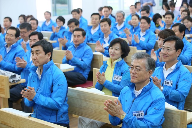 Members of the New Politics Alliance for Democracy including chairman Rep. Moon Jae-in (front, right) attend a party lawmakers workshop in Yangpyeong, Gyeonggi Province, Tuesday. (Yonhap)