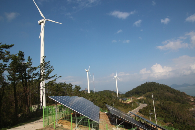 Wind and solar power generation facilities established in Gasado Island, South Jeolla Province. (KEPCO)