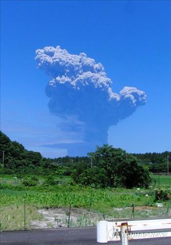 (EPA=연합뉴스) 5월 29일(현지시간) 오전 일본 가고시마현 남쪽에 위치한 섬인 구치노에라부지마의 산 정상 부근에서 폭발적인 분화가 발생했다.사진은 이날 구치노에라부지마에서 약 12km 떨어진 야쿠시마 섬의 한 초등학교에서 보이는 분연의 모습.