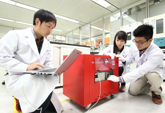 LG Chem researchers test out a home energy storage system at the company’s R&D center in Daejeon. (LG Chem)