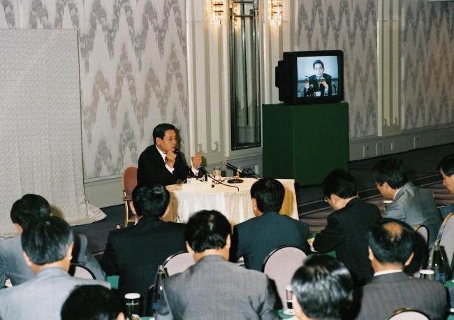 Samsung Group chairman Lee Kun-hee declares the “New Management Initiative” in Frankfurt in this file photo dated 1993. (Samsung Group)