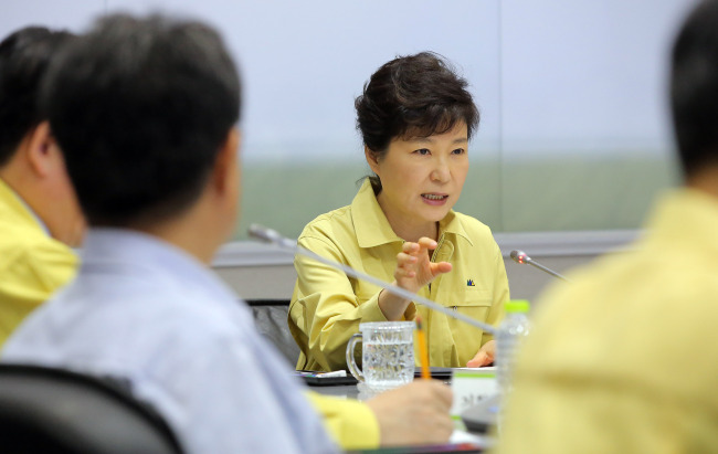 President Park Geun-hye speaks at a meeting with top policymakers and civilian experts at the head office of a pan-governmental organization launched to combat MERS in Seoul on Monday. (Yonhap)