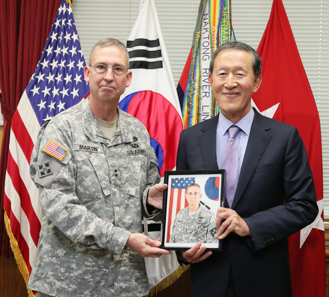 FOR BETTER KOREA-U.S. ALLIANCE - Federation of Korean Industries chairman Huh Chang-soo (right), who also leads GS Group, poses with Maj. Gen. Theodore D. Martin, commanding general of the U.S. army 2nd infantry division, stationed in Dongducheon, Gyeonggi Province, after receiving a souvenir from him. The business tycoon visited the army base on Tuesday to express his gratitude for the contributions of the U.S. Army to the local economy for the past five decades. FKI