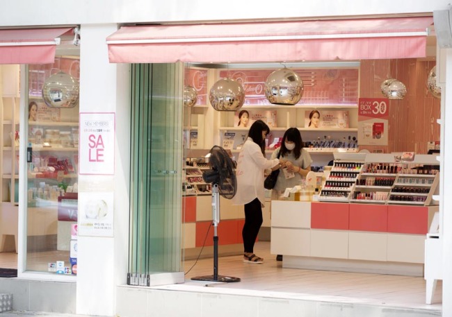 A near-empty cosmetics store on a popular Seoul shopping district, Garosu-gil, on Tuesday. (Yonhap)