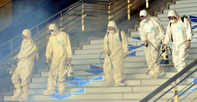 Quarantine officials sterlize a subway station in Wangsimni, Seoul, Thursday. (Yoon Byung-chan/The Korea Herald)