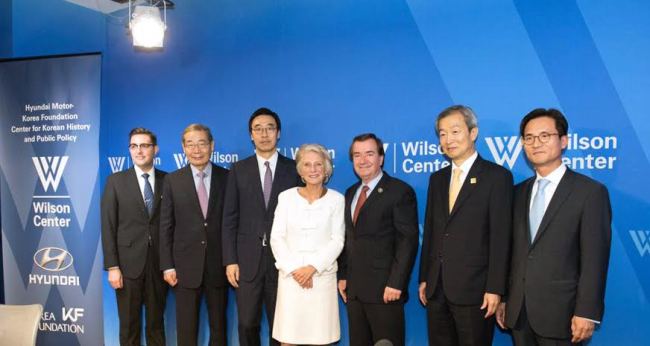 Yu Hyun-seok (third from left), president of Korea Foundation; Jane Harman (fourth from left), president of the Woodrow Wilson International Center for Scholars; Ed Royce (third from right), chairman of the U.S. House Committee on Foreign Affairs; Ahn Ho-young (second from right), Korean ambassador to the U.S.; and Lee Kwang-guk (right), senior vice president of Hyundai Motor Company Washington Office, pose at the sponsorship signing ceremony in Washington on Wednesday. (Hyundai Motor)