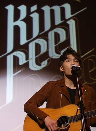 Kim Feel performs tracks from first EP “Feel Free” for press at M Cube in Sinsa-dong, Seoul, Thursday. (Yonhap)